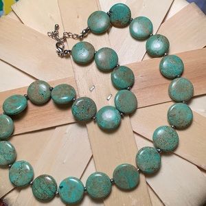 Green stone necklace approx 17” like new